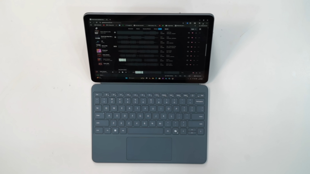 The detachable keyboard of the Surface Pro 12 (2025) has been redesigned with a smooth matte palm rest, a flexible 360° hinge, and a precise touchpad, delivering a stable and quiet typing experience.