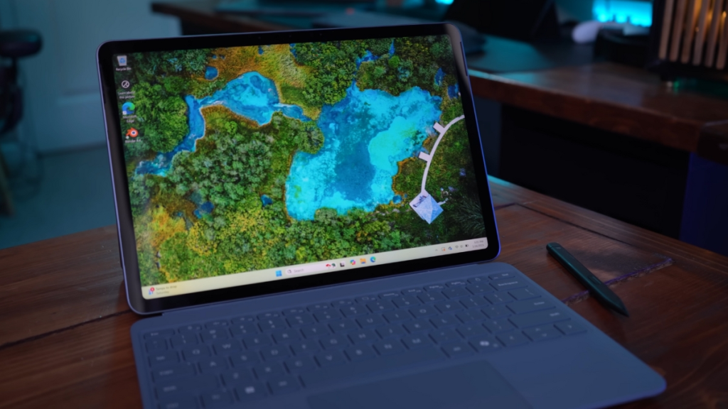 On the front, the Surface Pro 12 (2025) features a 12-inch display with a 2,196 x 1,464 resolution and uniform bezels on all four sides, delivering sharp visuals and a balanced viewing experience.